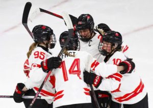 Khúc côn cầu trên băng (Ice Hockey) là môn thể thao đồng đội được thi đấu trên sân băng